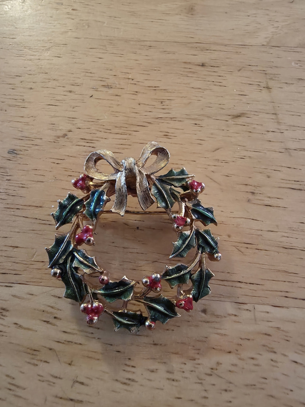 Vintage JJ Jonette Holiday Wreath Brooch Pin in Green and Red with Gold Bow